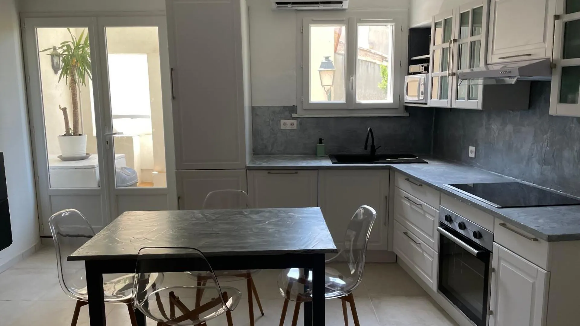 Holiday home Maison De Village Avec Balcon Rooftop Maillane France